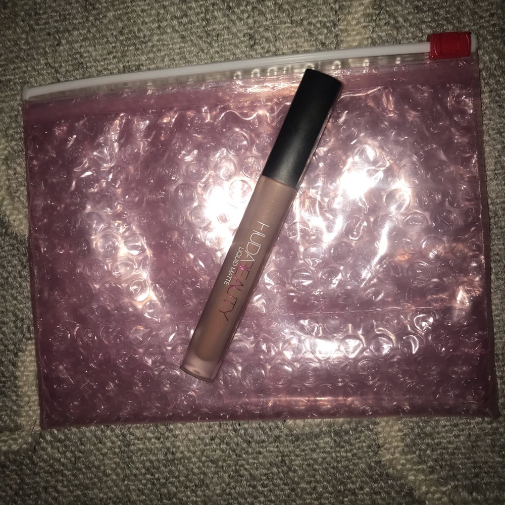 HUDA BEAUTY LIQUID MATTE LIPSTICK IN WIFEY